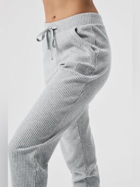 ALO yoga heather gray rippled muse joggers with logo